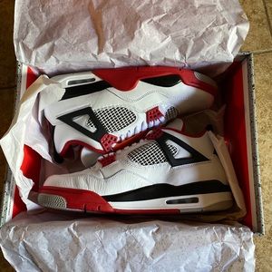 Jordan 4 fire red size 10.5 M